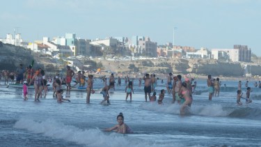 Las playas de Las Grutas se vieron colmadas por el fin de semana largo. Fotos: Martín Brunella.-