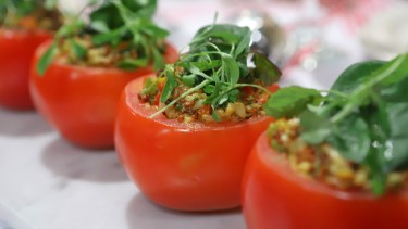 Tomates rellenos con quinoa y arroz yamaní