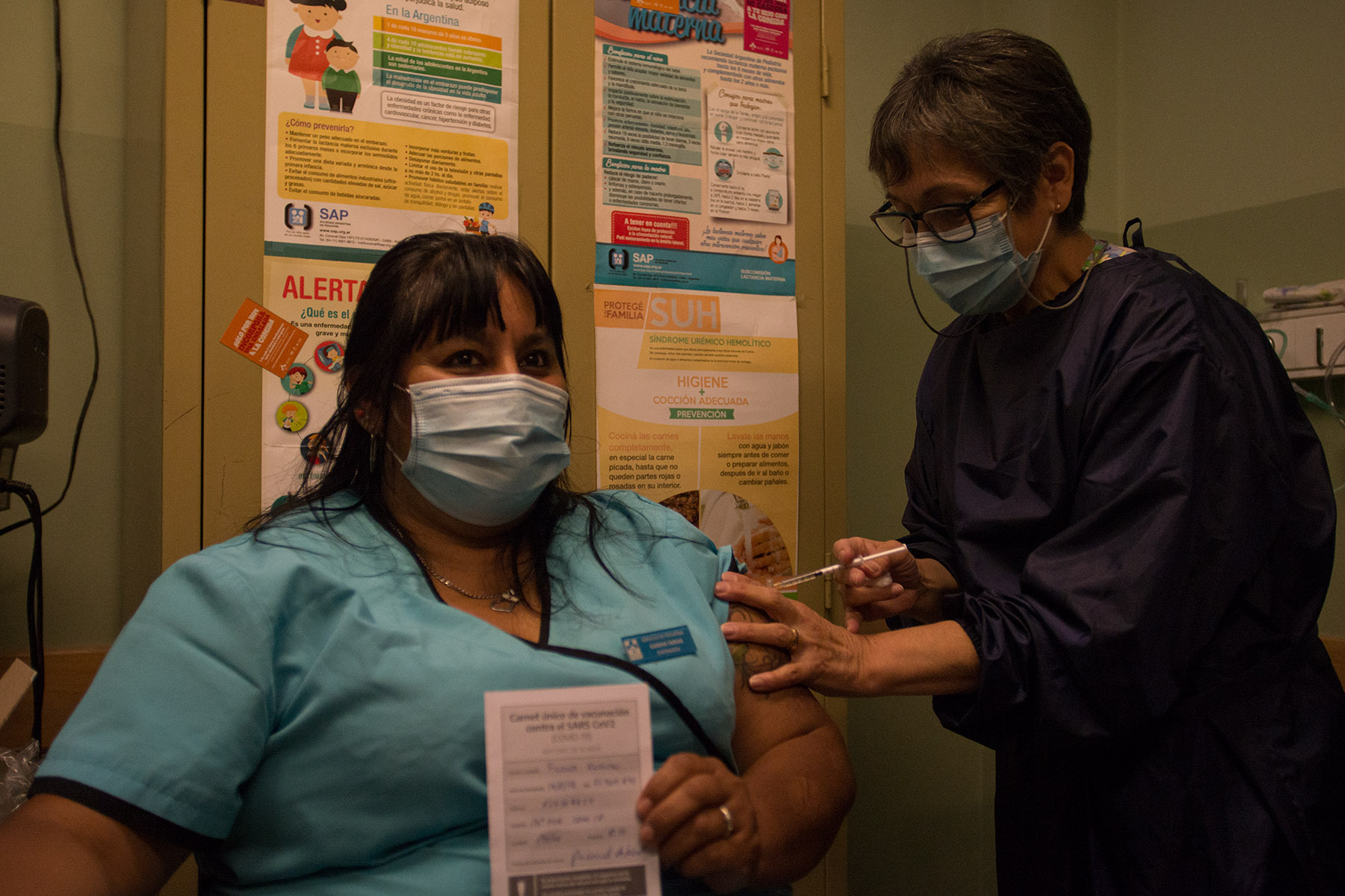 A fines de diciembre comenzó la vacunación al personal de Salud en Bariloche. Hoy está cubierto la mitad de los agentes. Archivo