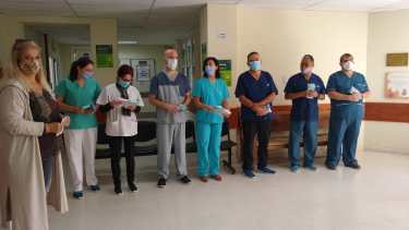 Viviana Aguado, en representación de Grupo Mujeres Solidarias Jacobacci, entrega distinciones a los médicos. Foto: gentileza.