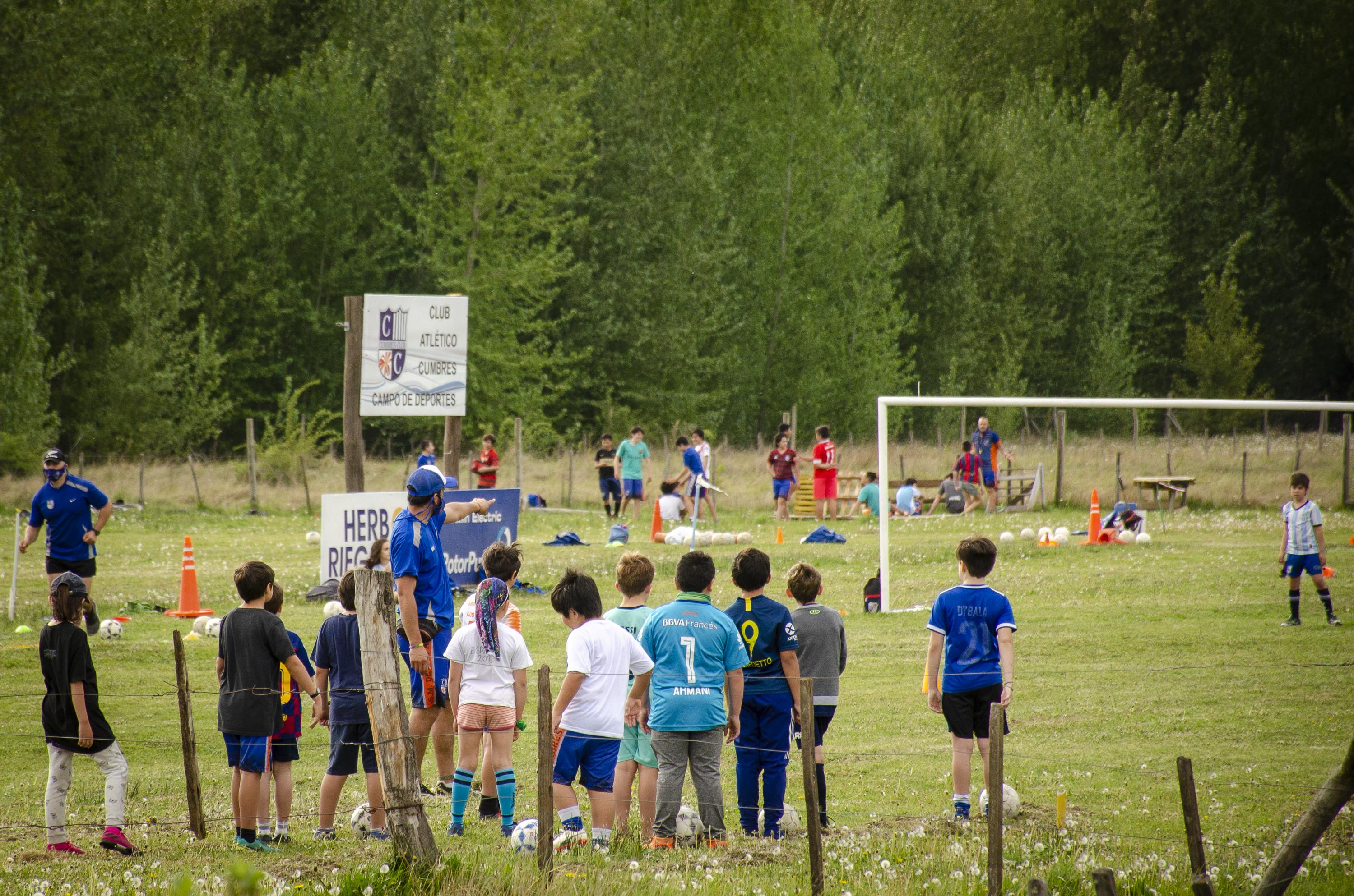 Así son las clases en la escuela de fútbol, en el nuevo predio de Cumbres. Fotos: Patricio Rodríguez. 