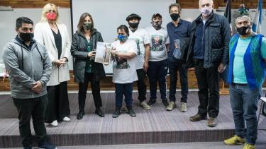 Las ministras de Seguridad, Sabina Frederic, y de Justicia y de Derechos Humanos de Nación, Marcela Losardo, junto a los padres de Rafael Nahuel en la reunión que se hizo este miércoles en el INTA Bariloche. (foto gentileza José Luis Zamora)