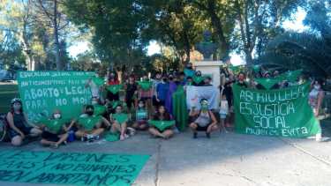 29D | El Senado debate hoy el aborto legal. Ayer hubo pañuelazo en Roca. 