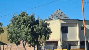 El viento tiró árboles, levantó techos y provocó cortes de luz en la región