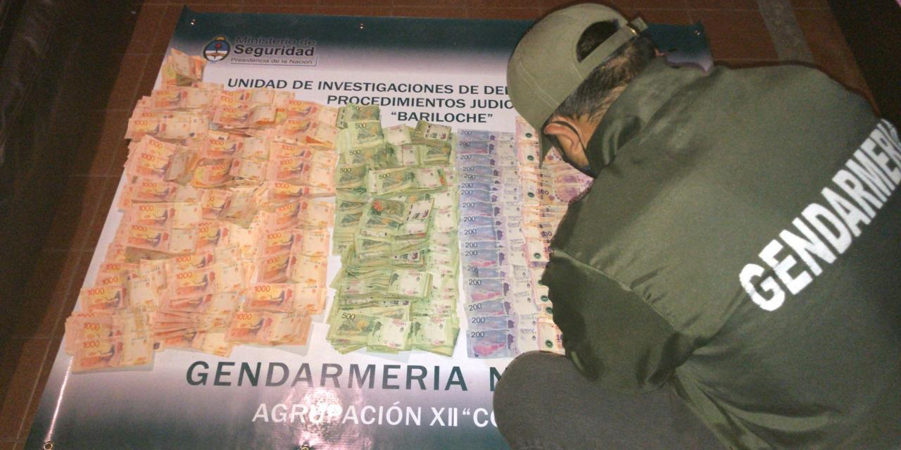 El dinero secuestrado en los domicilios allanados en Bariloche asciende a 1 millón de pesos en diversas monedas. Foto gentileza Gendarmería