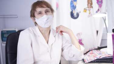 La mirada detrás del barbijo. Sara Regliner sabe de la importancia de transmitir afabilidad y calma. (Foto Gonzalo Maldonado)