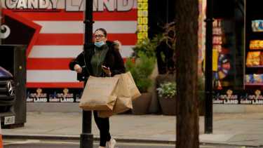 Las tiendas no esenciales volvieron a abrir en Inglaterra.  Foto: AP 