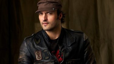 Robert Rodriguez  cambia la historia y el género de “El Zorro”.