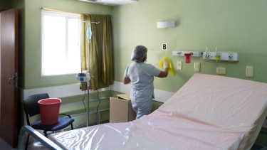 Para la directora del hospital de Roca, la demanda es mucho menor y el personal hospitalario debe descansar. foto: Juan Thomes