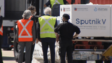 El jefe de Gabinete, Cafiero, y el ministro de Salud, González García, recibiendo las primeras dosis de la Sputnik V. 