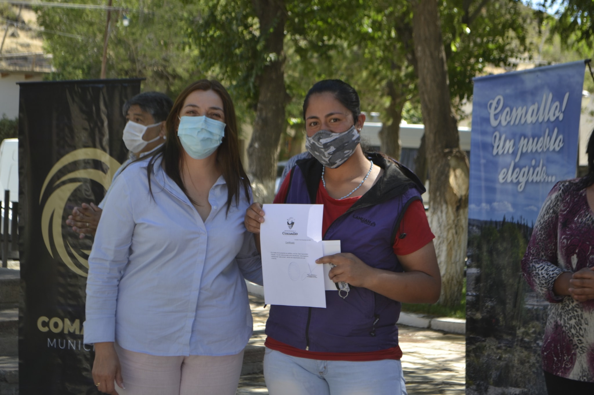 La legisladora Graciela Vivanco acompañó al intendente en la entrega de certificados. Foto: gentileza. 