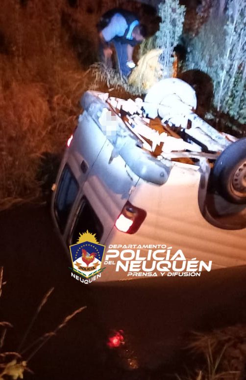 Un hombre alcoholizado perdió el control de su vehículo y cayó en un canal de Neuquén. (Foto: Gentileza).