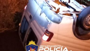 Un hombre alcoholizado perdió el control de su vehículo y cayó en un canal de Neuquén. (Foto: Gentileza).