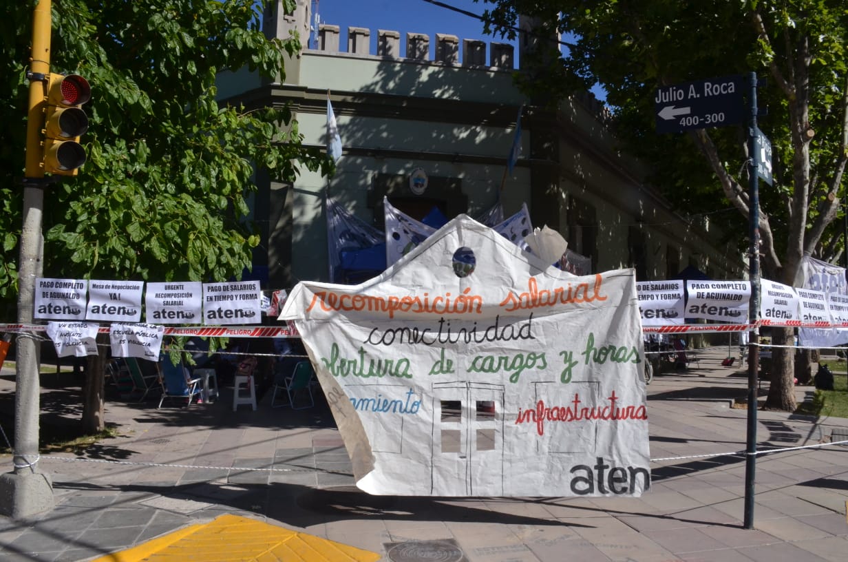 La dirigencia de ATEN permanece en Casa de Gobierno esperando una respuesta a sus reclamos. Foto: Yamil Regules