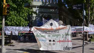 La dirigencia de ATEN permanece en Casa de Gobierno esperando una respuesta a sus reclamos. Foto: Yamil Regules