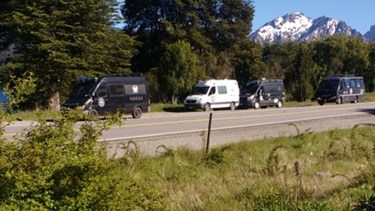 Vehículos oficiales de la PSA llegaron esta mañana a Villa Mascardi y fueron apedreados. Gentileza
