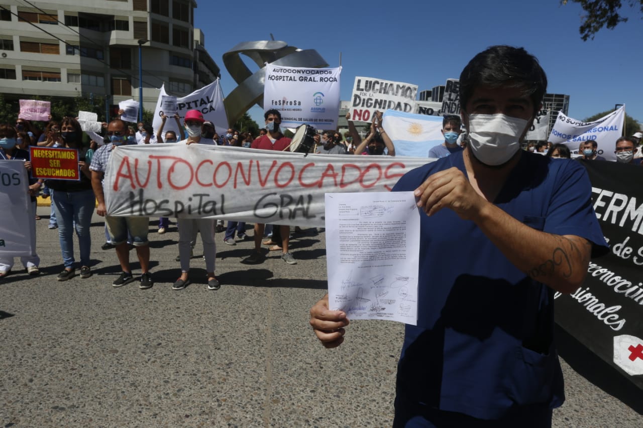 Los autoconvocados de Roca marcharon desde el hospital hacia el centro, exhibiendo la nota con las renuncias. (Foto: Juan Thomes)