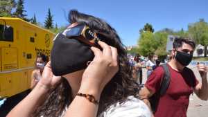 Furor por los lentes para ver el eclipse que entrega la UNC en Neuquén