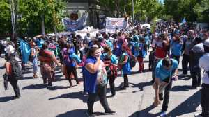 Comenzó en Neuquén el acampe en Casa de Gobierno de Barrios de Pie