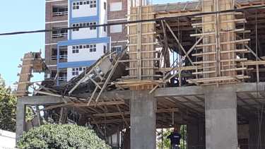 El  derrumbe ocurrió en la obra de Salta y Roca. (Foto: Gentileza Kary Degenaro).-