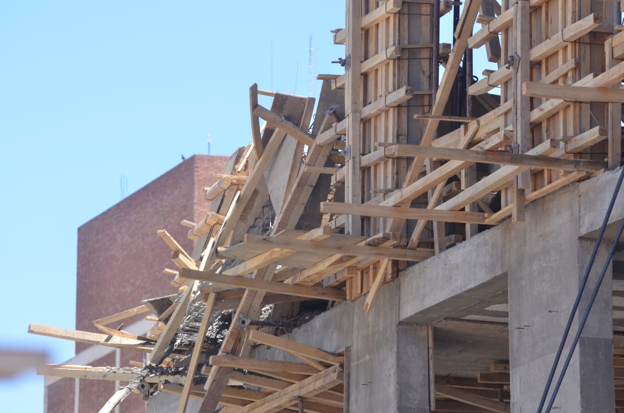 La fiscalía investiga las causas del derrumbe en una obra en construcción de Neuquén. (Yamil Regules).-