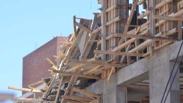 La fiscalía investiga las causas del derrumbe en una obra en construcción de Neuquén. (Yamil Regules).-