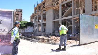 La fiscalía investiga las causas del derrumbe en una obra en construcción de Neuquén. (Yamil Regules).-