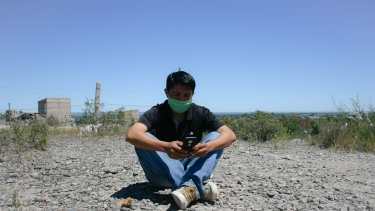 Helio Chosco estudia Comunicación Social en la UNC en Roca. Tenía que subir una pequeña barda para tener señal. Foto Emiliana Cantera. 