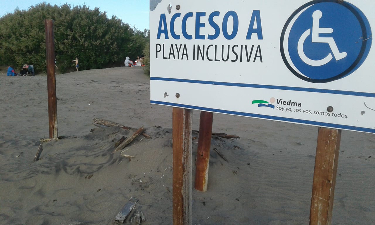El cartel que anuncia la playa inclusiva, aunque no hay rastros de la rampa. 