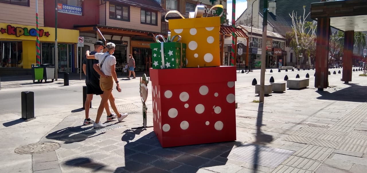 La calle Mitre de Bariloche espera a los turistas con "regalos" de Navidad.