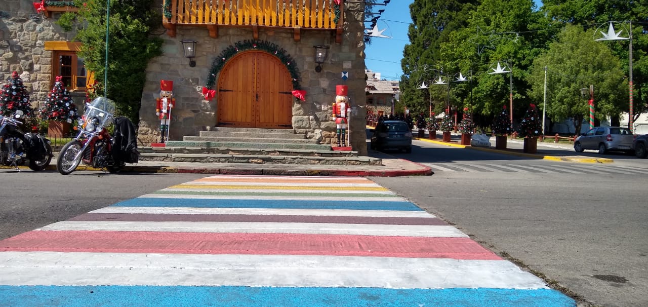 En el Centro Cívico de Bariloche se repintarán hoy las sendas peatonales con los colores de la bandera del Orgullo. Archivo