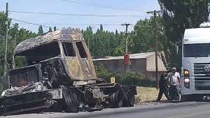 Un camión quedó destruido tras un incendio en Allen