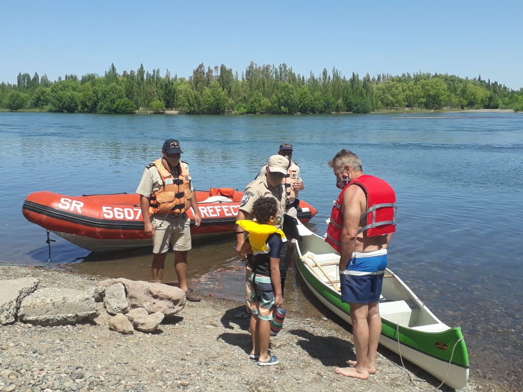Ayer, Prefectura rescató a un padre y a su hijo que eran arrastrados por la corriente del Limay, en Neuquén. (Foto: Gentileza).