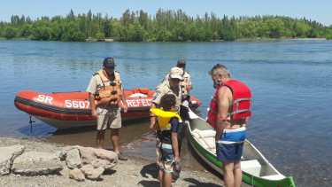 Ayer, Prefectura rescató a un padre y a su hijo que eran arrastrados por la corriente del Limay, en Neuquén. (Foto: Gentileza).