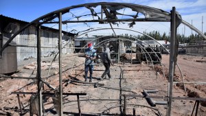 Para no perder el trabajo, rearmaron el invernadero incendiado en Neuquén