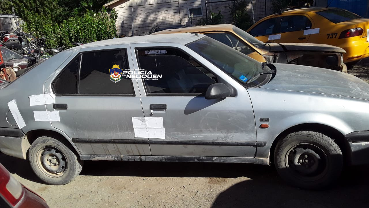 Los sujetos, involucrados en un hecho de cuatrerismo en Senillosa, se trasladaban en un auto con pedido de secuestro. (Foto: Gentileza).