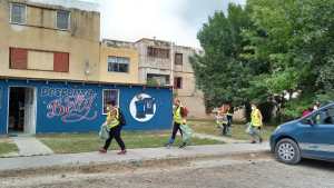 Realizan operativo de limpieza en el barrio Guido con ayuda de la Uocra Viedma
