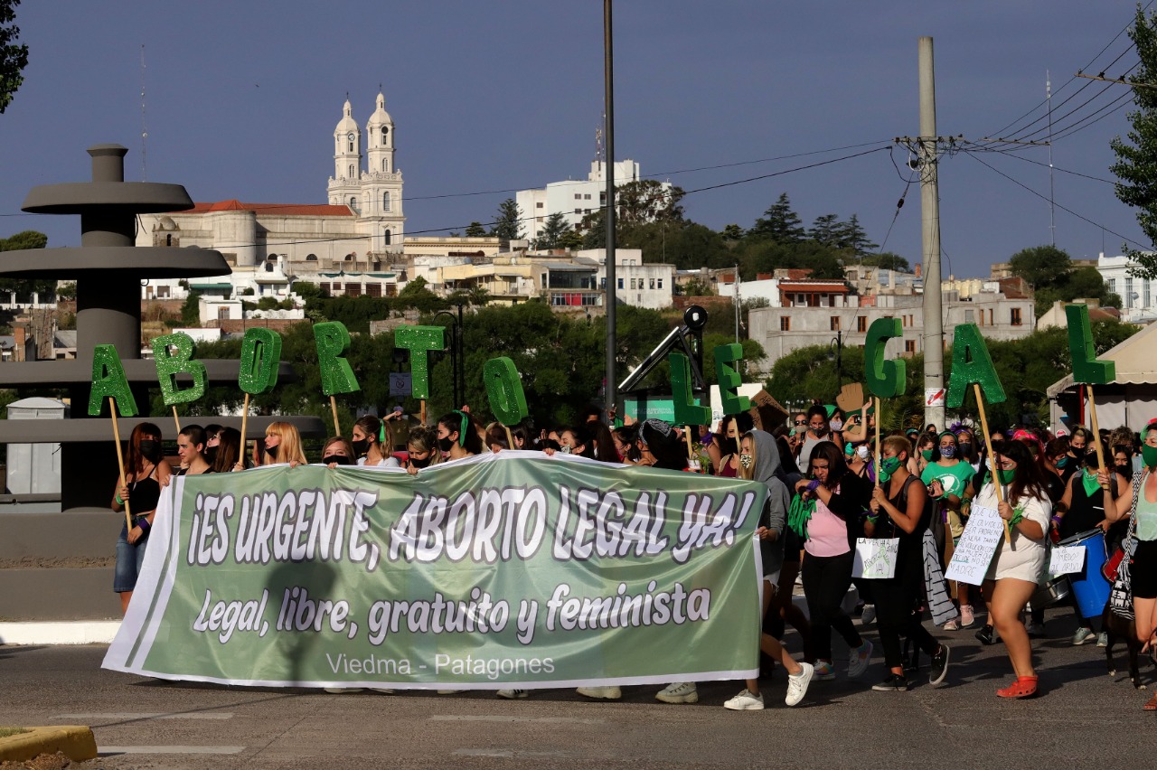 La marcha se inició en la fuente Pucará de Viedma. Foto: Marcelo Ochoa.