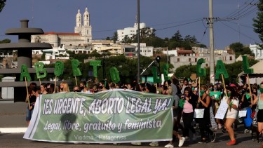 La marcha se inició en la fuente Pucará de Viedma. Foto: Marcelo Ochoa.