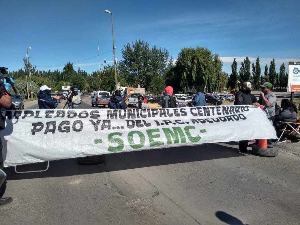 Empleados municipales de Centenariocortaron el puente que une Centenario y Cinco Saltos. Reclaman un aumento salarial. (Foto: Gentileza).