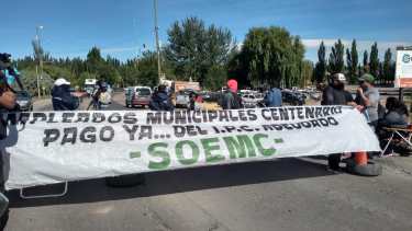 Empleados municipales de Centenariocortaron el puente que une Centenario y Cinco Saltos. Reclaman un aumento salarial. (Foto: Gentileza).