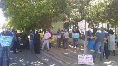 Penitenciarios protestan frente a la exU9 de Neuquén por aumento salarial