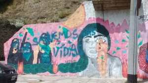Repudian pintadas sobre un mural de violencia de género en Bariloche