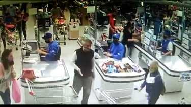 El juez pasa junto a la caja, antes de los incidentes.