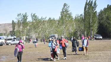 Los visitantes ingresando al predio de Piedra del Águila para ver el eclipse.  Foto: Florencia Salto