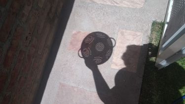 Los coladores se convirtieron en la "tecnología especial" para ver el eclipse solar. (Gentileza).-