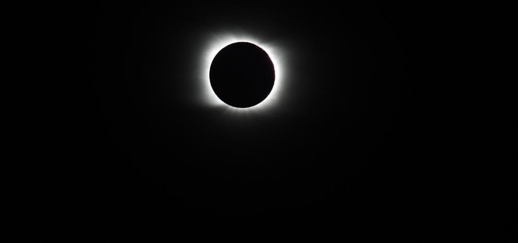 Eclipse total desde Piedra del Águila. (Florencia Salto).-