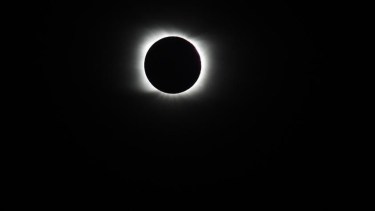 Eclipse total desde Piedra del Águila. (Florencia Salto).-