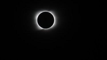 Así se vio el eclipse  en Valcheta a las 13:15hs. Fotos: Juan Thomes 
