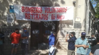 Bomberos retirados reclamaron en Roca